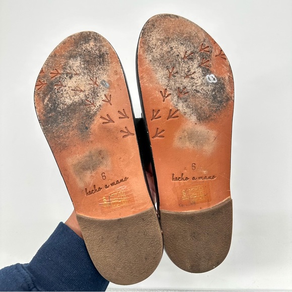 Beek Swift Ring Loop Buckle Gold Black Studded Sandals Women 6 - Picture 4 of 4